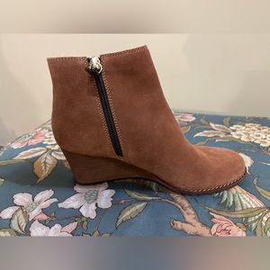 Rockport True wedge boots- 7.5 med. Never worn .